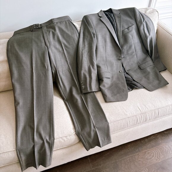 95% NEW CALVIN KLEIN MENS SUIT - Picture 8 of 10